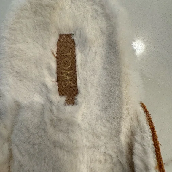 Toms suede moccasins with white fur insert size 9 women’s - Picture 2 of 7